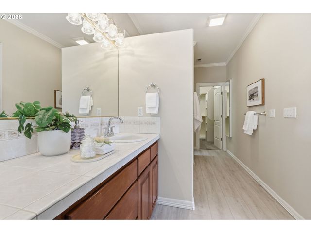 22868 Sw HILLCREST Rd, West Linn, OR 97068
