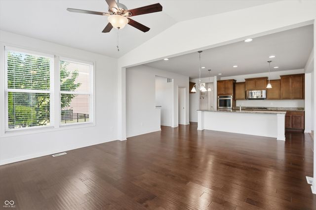 8752 Windpointe Pass, Zionsville, IN 46077