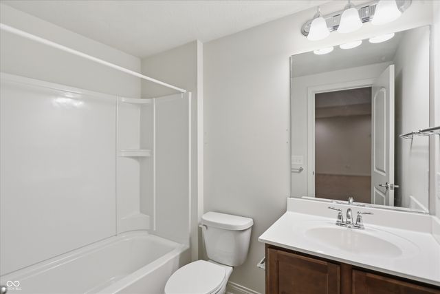 8752 Windpointe Pass, Zionsville, IN 46077