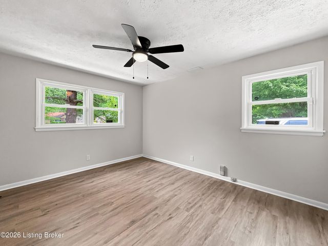 9211 Pensive Ln, Louisville, KY 40272