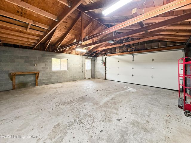 9211 Pensive Ln, Louisville, KY 40272
