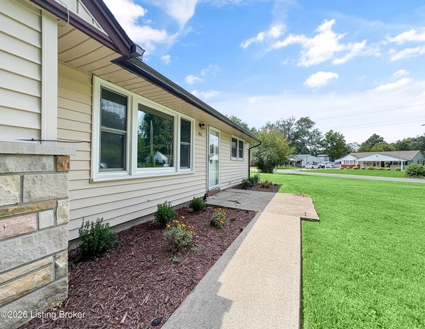 9211 Pensive Ln, Louisville, KY 40272