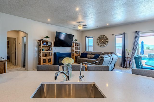 5900 Lilac Place NE, Rio Rancho, NM 87144