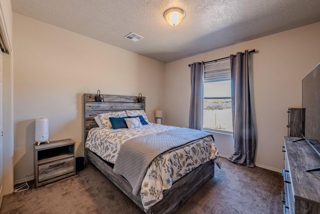 5900 Lilac Place NE, Rio Rancho, NM 87144