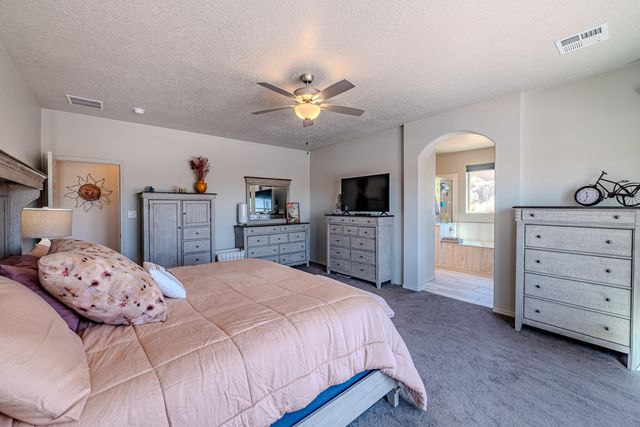 5900 Lilac Place NE, Rio Rancho, NM 87144
