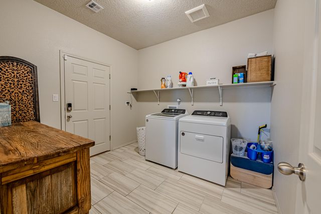 5900 Lilac Place NE, Rio Rancho, NM 87144