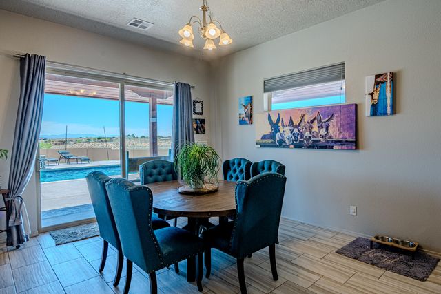 5900 Lilac Place NE, Rio Rancho, NM 87144