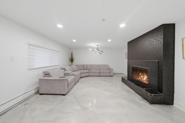 8401 W 85th Street, Hickory Hills, IL 60457