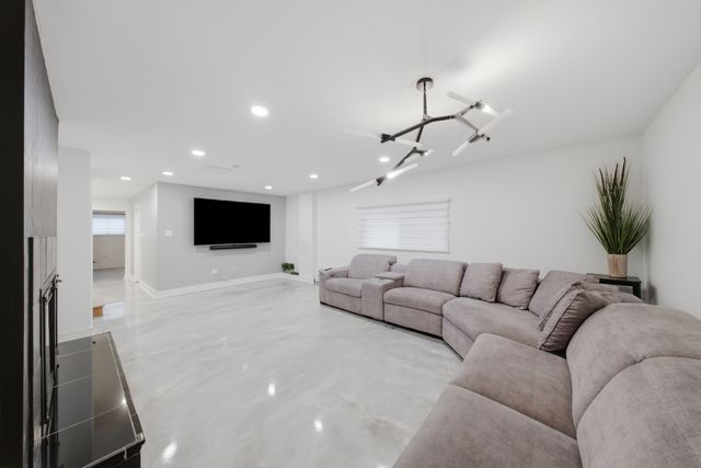 8401 W 85th Street, Hickory Hills, IL 60457