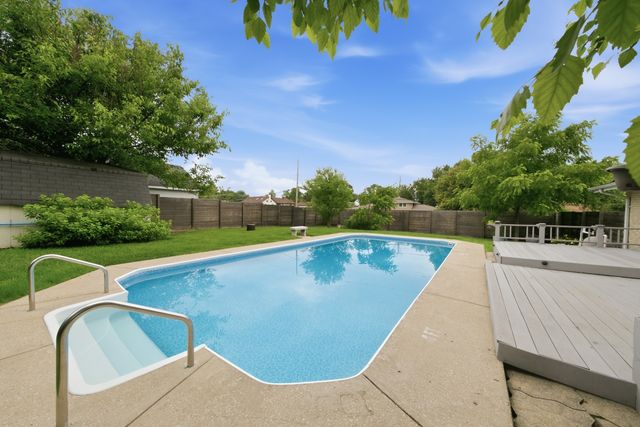 8401 W 85th Street, Hickory Hills, IL 60457