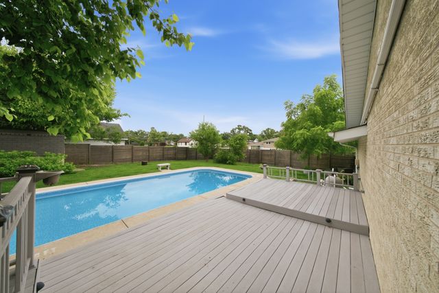 8401 W 85th Street, Hickory Hills, IL 60457