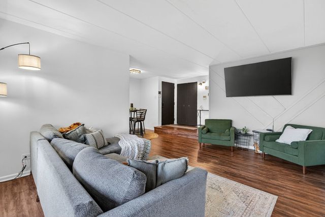 14015 Laramie Avenue 316, Crestwood, IL 60418