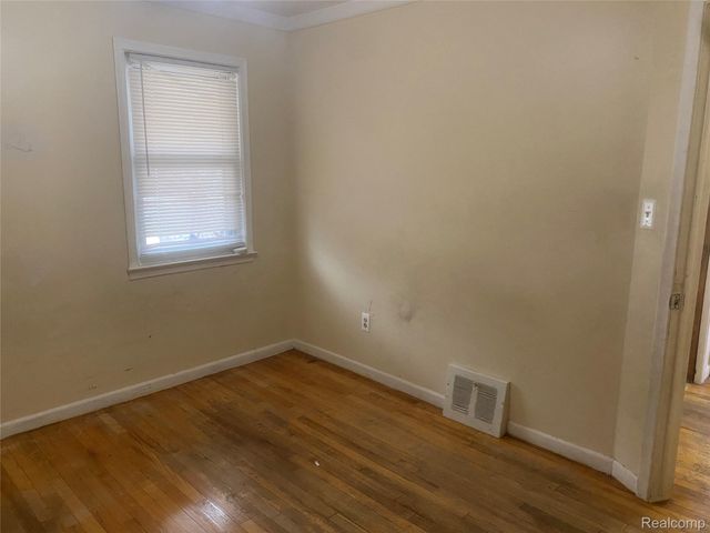 180 W Rutgers Avenue, Pontiac, MI 48340