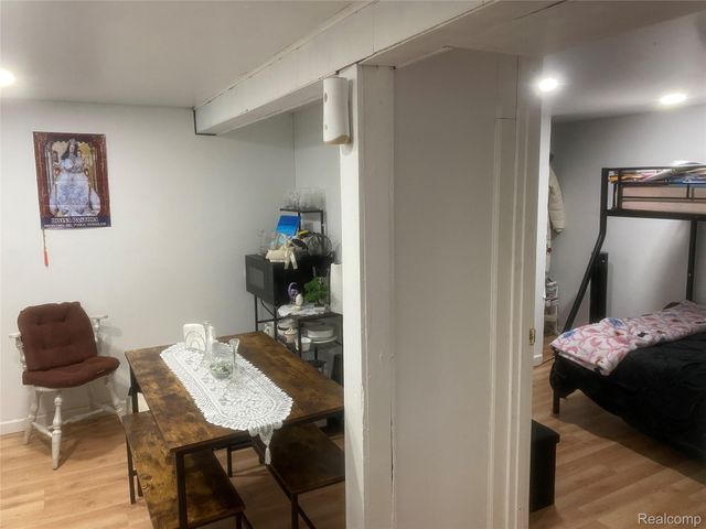 180 W Rutgers Avenue, Pontiac, MI 48340