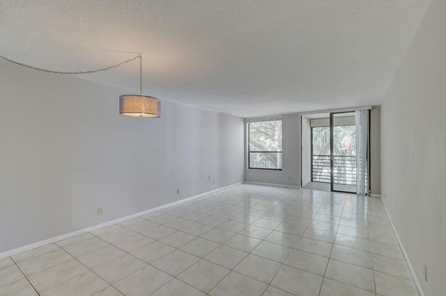 6751 N University Drive 302, Tamarac, FL 33321