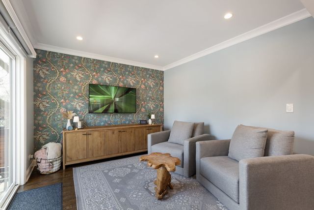 930 N Taylor Avenue, Oak Park, IL 60302