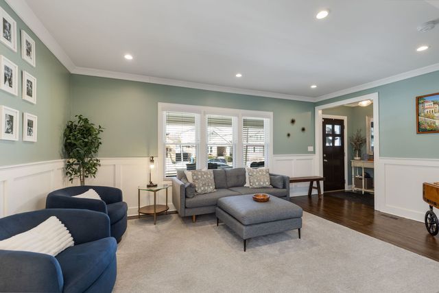 930 N Taylor Avenue, Oak Park, IL 60302