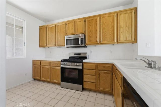 1555 Sutherland, Lancaster, CA 93534