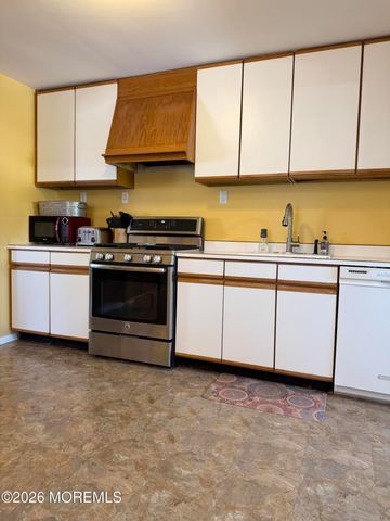 8 Lake Avenue, Hazlet, NJ 07730