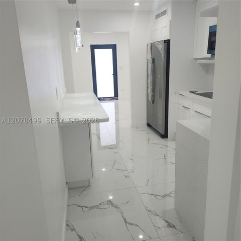 730 E 17th St, Hialeah, FL 33010