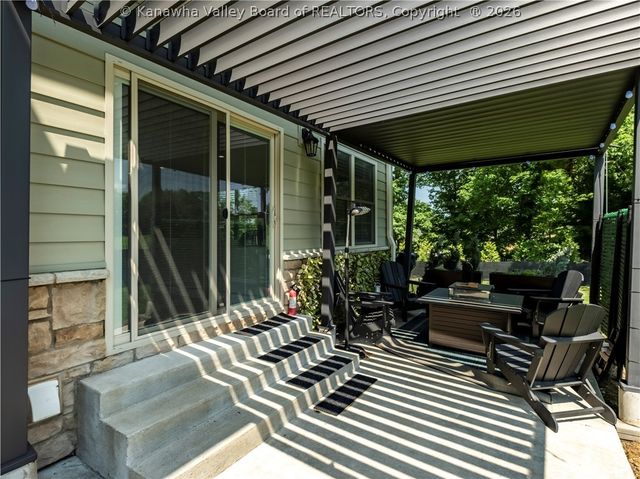 17 Squirrel Ridge, Charleston, WV 25314