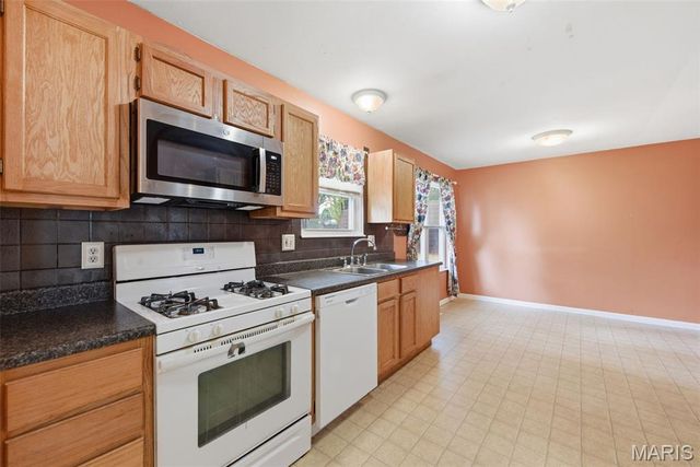 1427 Twin Trails Drive, Fenton, MO 63026
