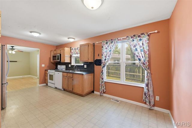 1427 Twin Trails Drive, Fenton, MO 63026