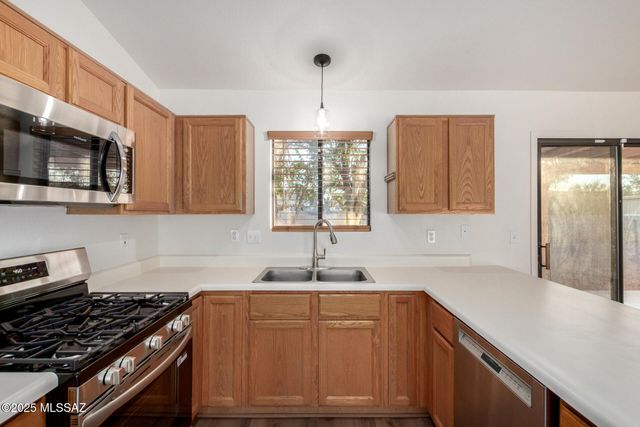 8070 S New Abbey Drive, Tucson, AZ 85747