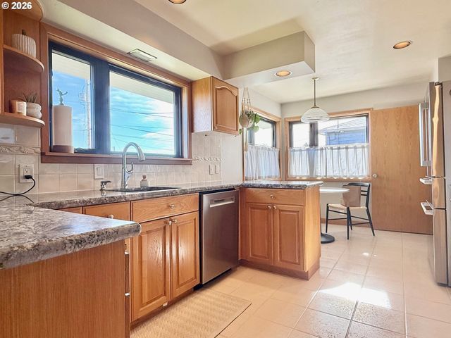 7929 Sw 4TH Ave, Portland, OR 97219