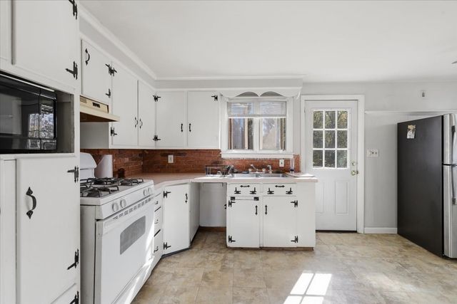 13 Horton St, Taunton, MA 02780