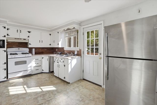 13 Horton St, Taunton, MA 02780