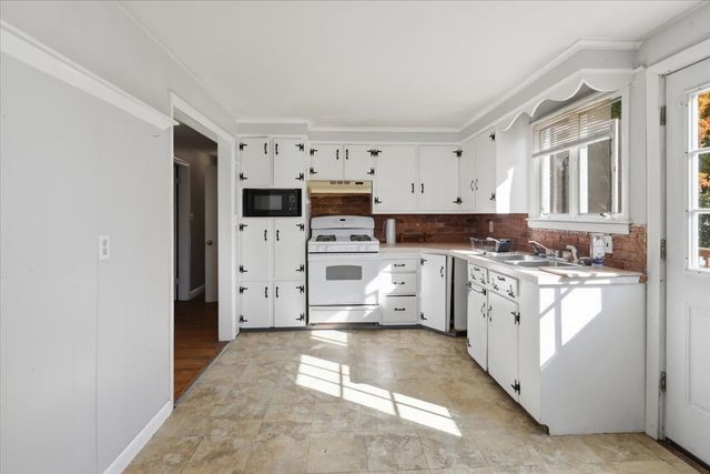 13 Horton St, Taunton, MA 02780