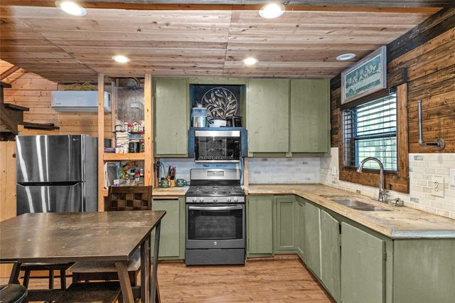 7261 Forest Hills Drive, Montgomery, TX 77316