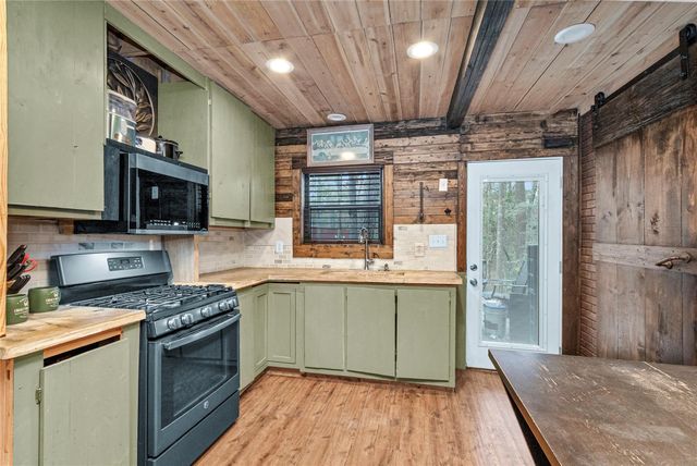 7261 Forest Hills Drive, Montgomery, TX 77316