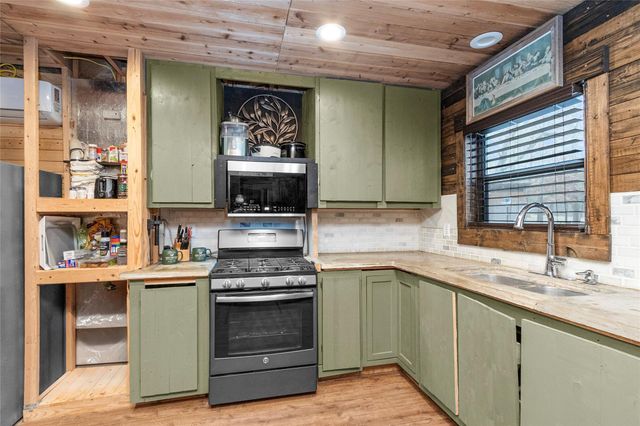 7261 Forest Hills Drive, Montgomery, TX 77316