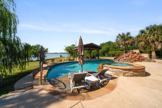 194 Old Howard Road, Waxahachie, TX 75165