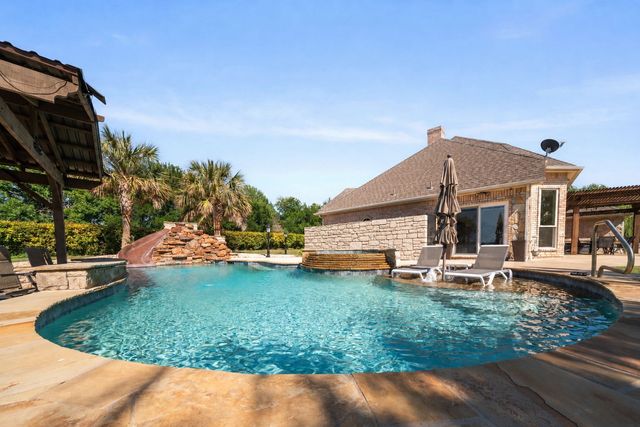 194 Old Howard Road, Waxahachie, TX 75165