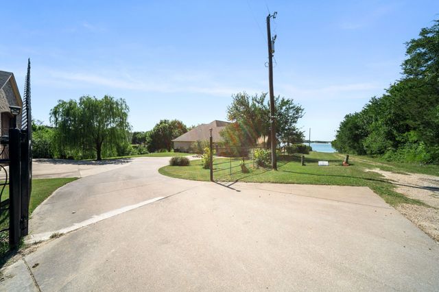 194 Old Howard Road, Waxahachie, TX 75165