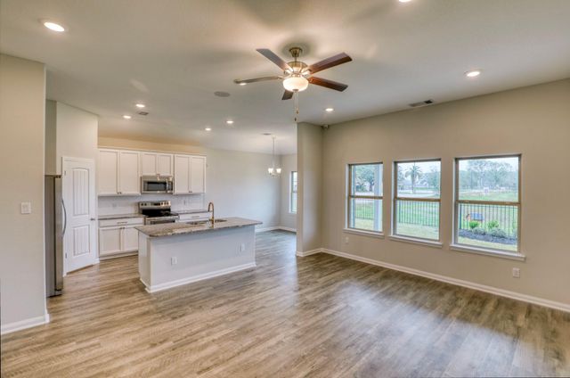 201 Bryan Way, Angleton, TX 77515