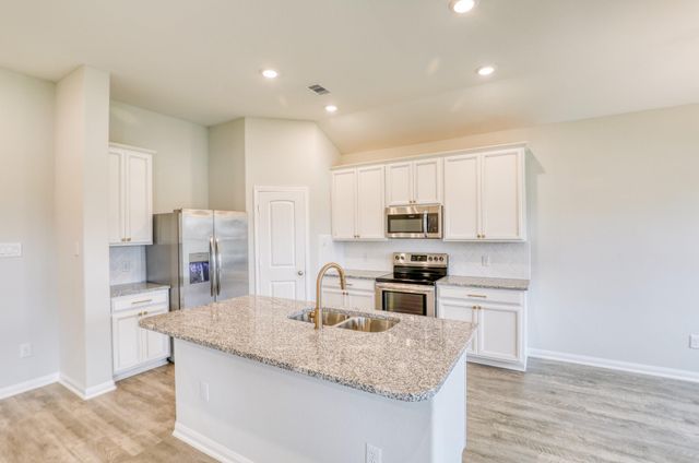 201 Bryan Way, Angleton, TX 77515