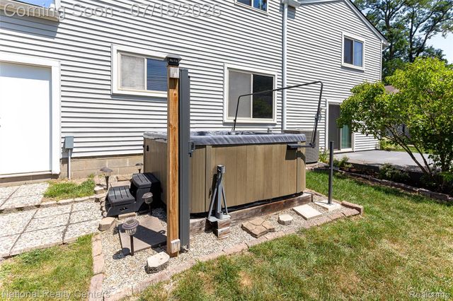 9175 Pennfield Avenue, White Lake Charter Township, MI 48386