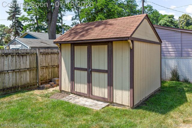 9175 Pennfield Avenue, White Lake Charter Township, MI 48386