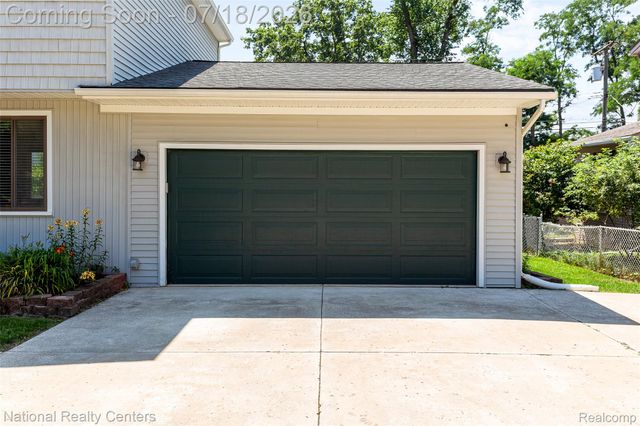 9175 Pennfield Avenue, White Lake Charter Township, MI 48386