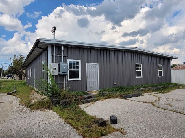 704 E 4th Street, Tonganoxie, KS 66086
