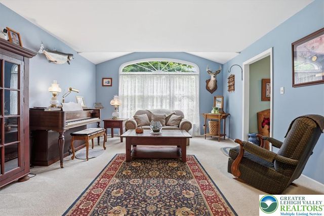 14 Minsi Road, Delaware Water Gap, PA 18327