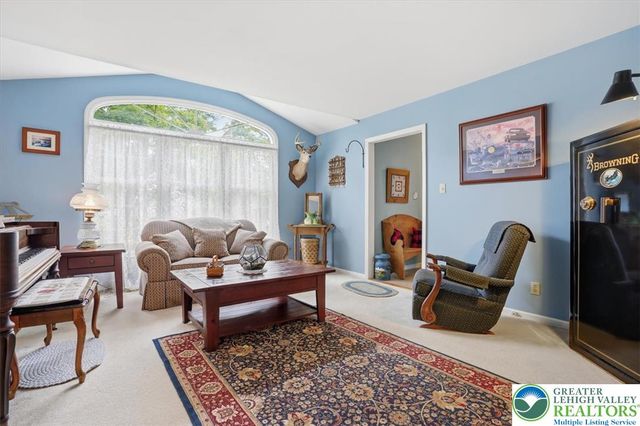 14 Minsi Road, Delaware Water Gap, PA 18327