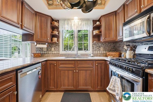 14 Minsi Road, Delaware Water Gap, PA 18327