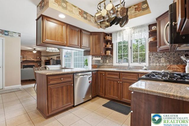 14 Minsi Road, Delaware Water Gap, PA 18327