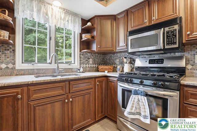14 Minsi Road, Delaware Water Gap, PA 18327