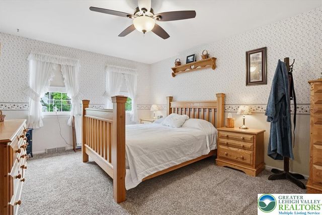 14 Minsi Road, Delaware Water Gap, PA 18327